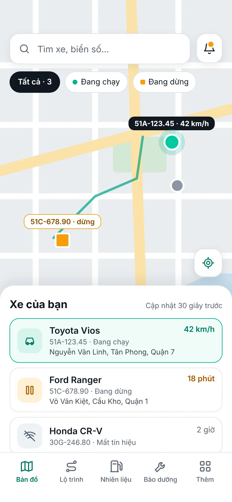 Màn Bản đồ ở giao diện sáng: xe 51A-123.45 đang chạy 42 km/h, xe 51C-678.90 đang dừng, danh sách xe bên dưới.