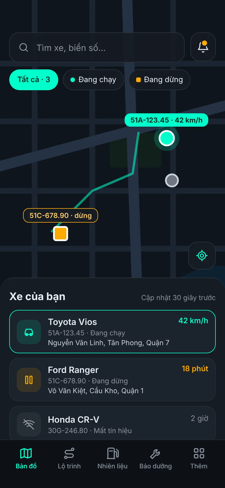 Màn Bản đồ của Ngựa Sắt: ba xe trên bản đồ, một xe đang chạy 42 km/h, một xe đang dừng, danh sách xe ở phía dưới.